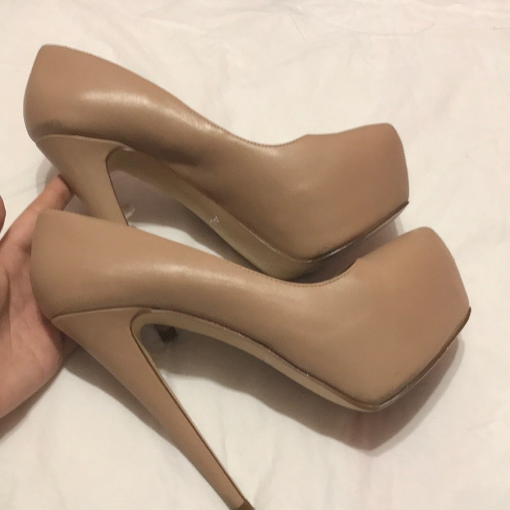 Lightly worn Aldo beige leather pumps